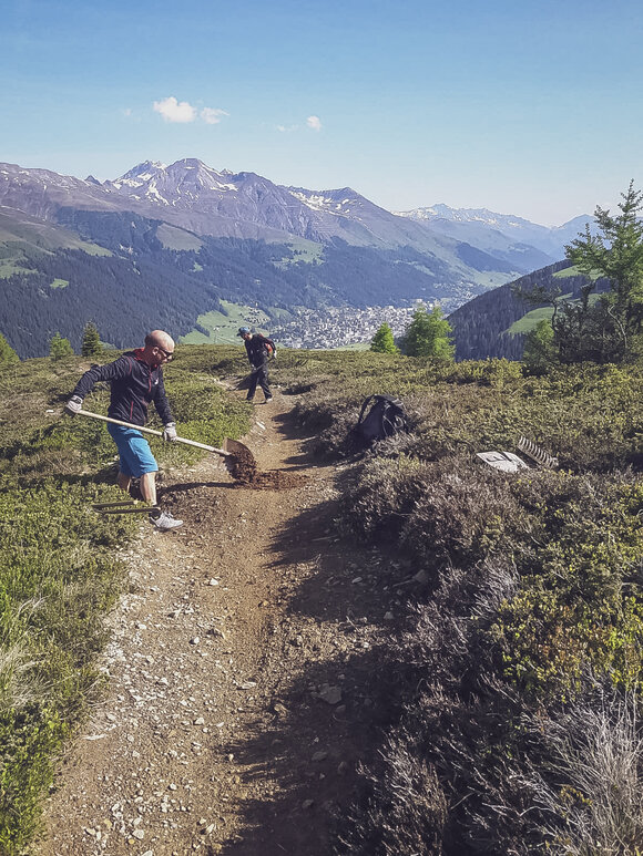 With shovels, two trail crew workers repair the path on Äbirugg.  | © Davos Klosters Mountains