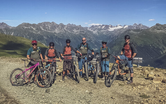 Die Trail Crew Mitarbeiter stellen sich mit ihren Bikes für ein Gruppenbild zusammen.   | © Davos Klosters Mountains