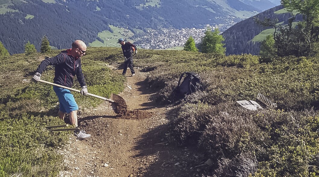 Wegausbesserung Trail Crew Davos | © Davos Klosters Mountains With shovels, two trail crew workers repair the path on Äbirugg. | © Davos Klosters Mountains