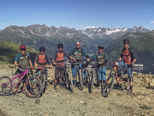 Gruppenbild mit Bikes Trail Crew Davos | © Davos Klosters Mountains Die Trail Crew Mitarbeiter stellen sich mit ihren Bikes für ein Gruppenbild zusammen. | © Davos Klosters Mountains