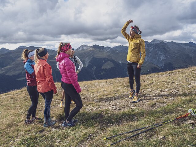 Die Trainerin erklärt den Läuferinnen wie wichtig die aufrechten Haltung beim Trailrunning ist.  | © Davos Klosters Mountains