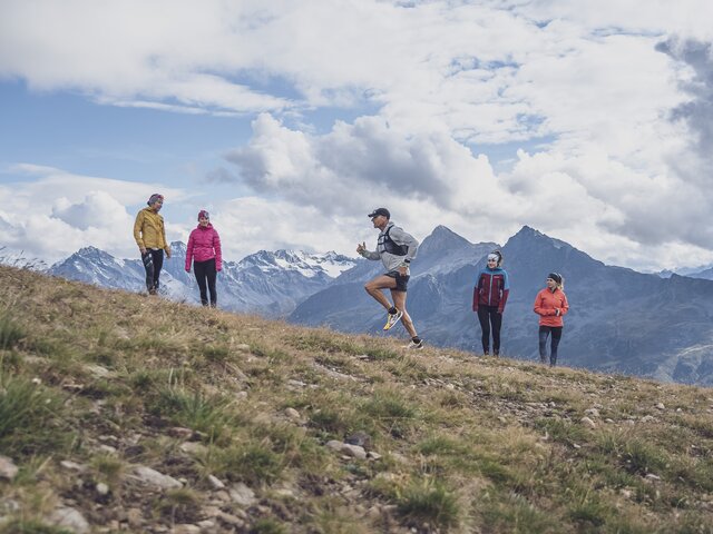 Der Trainer zeigt die Technik für das Trailrunning im Alpinen Gelände vor und wird von den Schülern beobachtet.  | © Davos Klosters Mountains