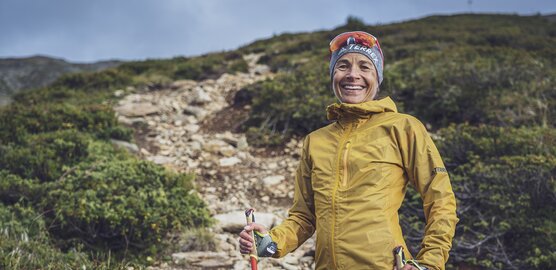 Trailrunnerin Jasmin Nungue steht auf dem Vertical Davos auf dem Jakobshorn und blickt in die Kamera. 
