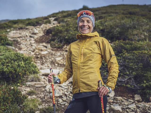 Trailrunnerin Jasmin Nungue steht auf dem Vertical Davos auf dem Jakobshorn und blickt in die Kamera.  | © Davos Klosters Mountains