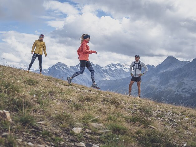 Eine Läuferin wird von den beiden Trainern beobachtet, wie sie den Weg auf dem Jakobshorn hinab rennt.  | © Davos Klosters Mountains