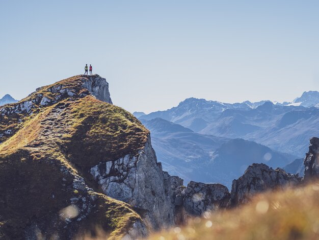 Zwei Trailrunner stehen auf dem Geisshorn und geniessen das wunderschöne Panorama.  | © Davos Klosters Mountains