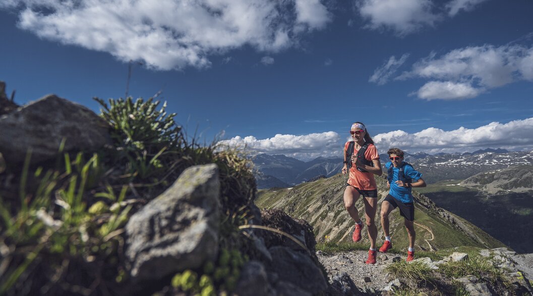 Hiking running online