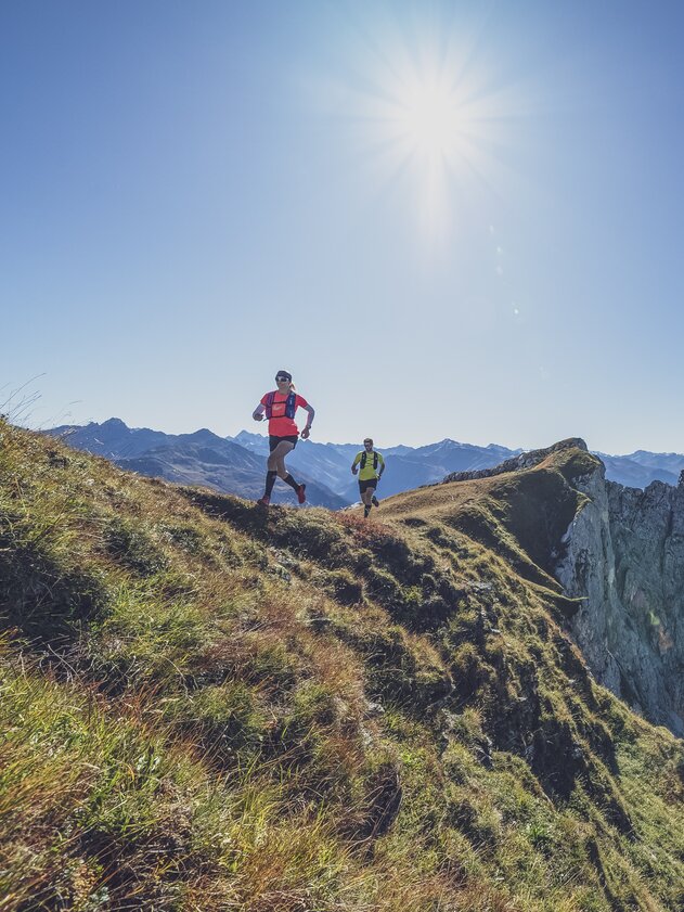 Trailrunner Paar Grat Geisshorn | © Davos Klosters Mountains Ein Trailtrunner Paar rennt über den Grat des Geisshorns dahinter der Ausblick über das Prättigau. | © Davos Klosters Mountains