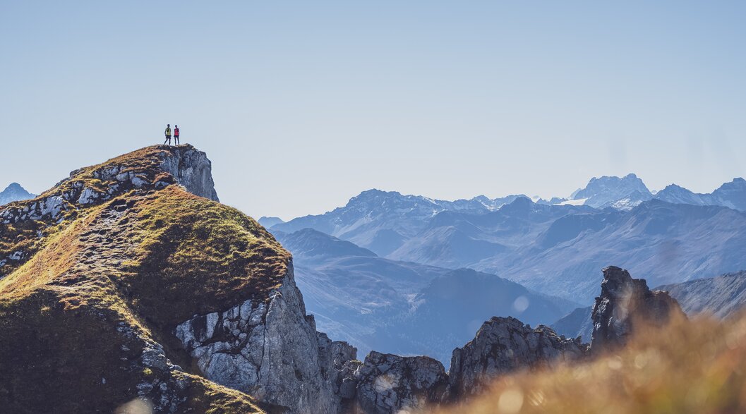 Trailrunning couple Geisshorn | © Davos Klosters Mountains Zwei Trailrunner stehen auf dem Geisshorn und geniessen das wunderschöne Panorama. | © Davos Klosters Mountains