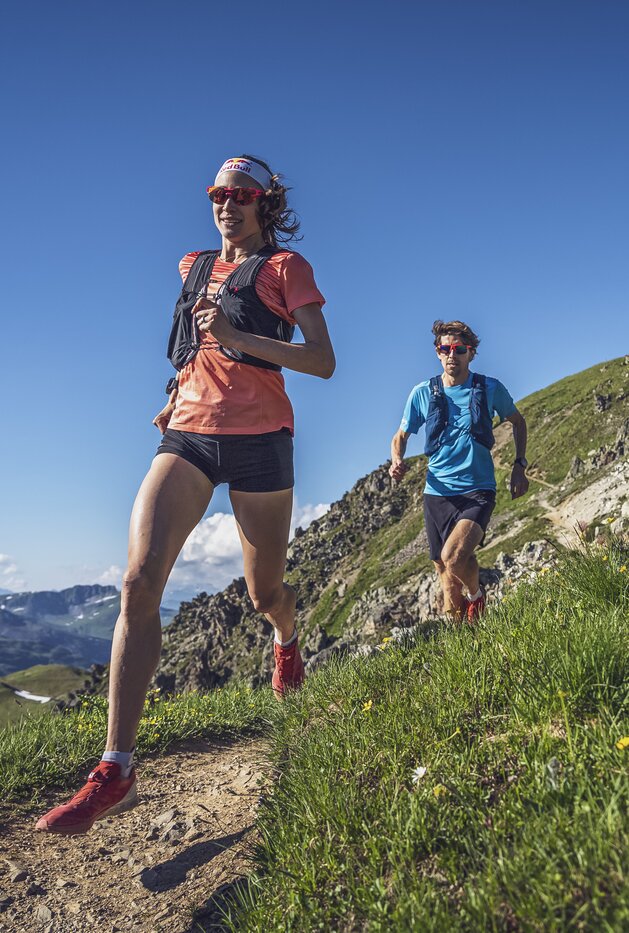 Trailrunner auf markierten Wanderweg | © Davos Klosters Mountains Ein Trailrunning Paar trainiert auf einem markierten Wanderweg, die Frau rennt voraus und der Mann gleich dahinter. | © Davos Klosters Mountains