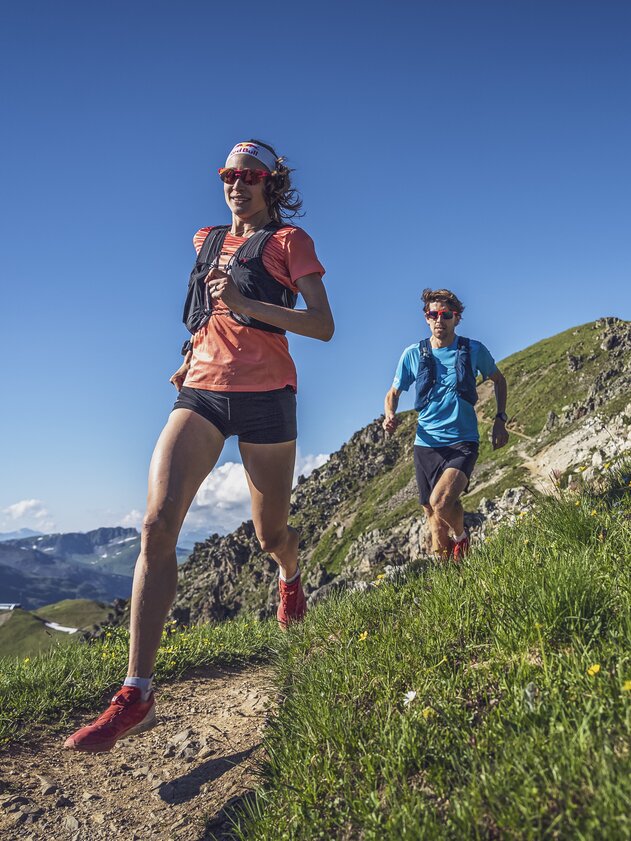 Trailrunner auf markierten Wanderweg | © Davos Klosters Mountains Ein Trailrunning Paar trainiert auf einem markierten Wanderweg, die Frau rennt voraus und der Mann gleich dahinter. | © Davos Klosters Mountains