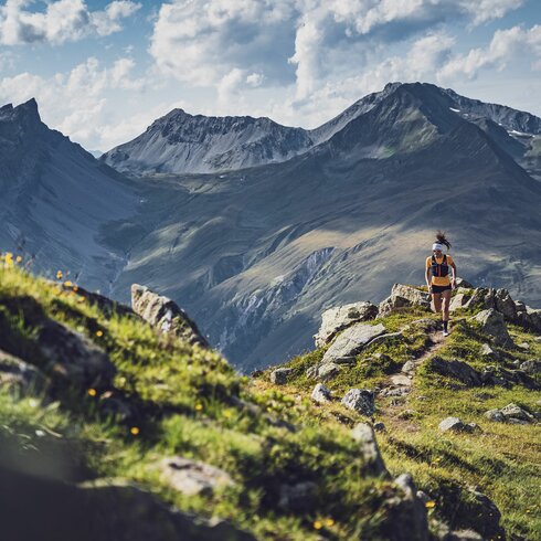 Trail Rennerin in den Bergen  | © Davos Klosters Mountains 