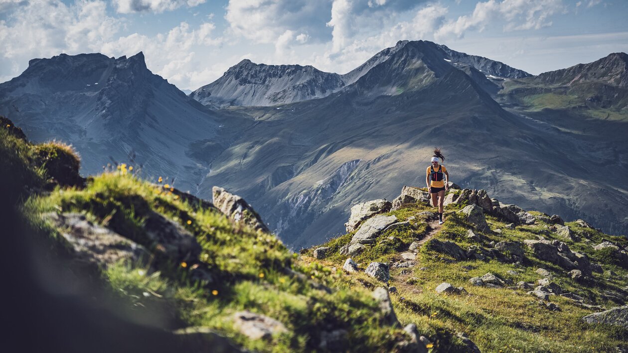 Trail Rennerin in den Bergen  | © Davos Klosters Mountains 