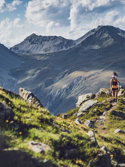 Trail Rennerin in den Bergen  | © Davos Klosters Mountains 