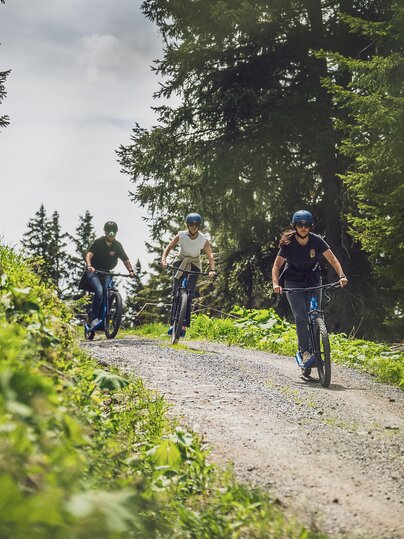 Drei Trottinettfahrer haben Spass auf der Abfahrt am Rinerhorn. | © Davos Klosters Mountains