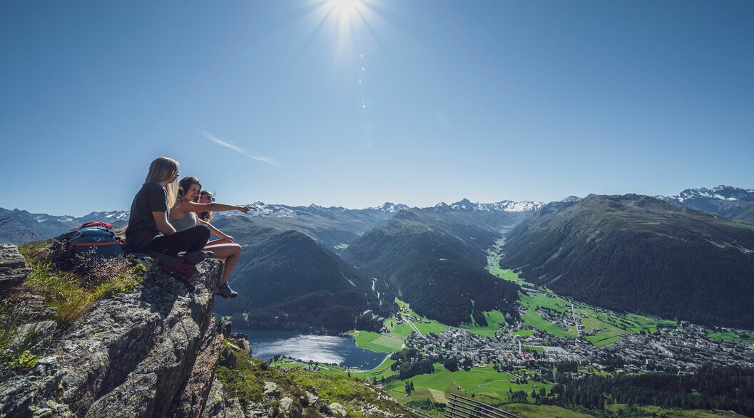 3 Personen sitzen auf Felsen und geniessen die Aussicht | © Davos Klosters Mountains 3 people sitting on rocks and enjoying the view | © Davos Klosters Mountains