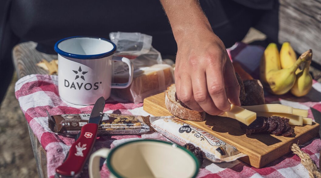 Zvieri Jause ausgebreitet auf Tischtuch | © Davos Klosters Mountains Zvieri snack spread out on table cloth | © Davos Klosters Mountains
