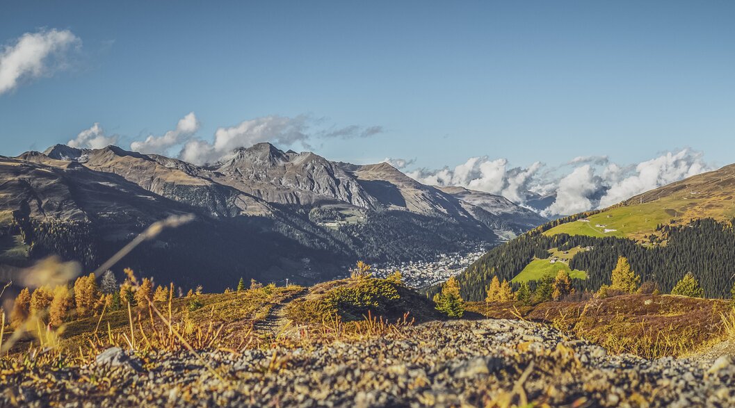 View from Hubel on the Rinerhorn to the village of Davos with autumn landscape.  | © Davos Klosters Mountains