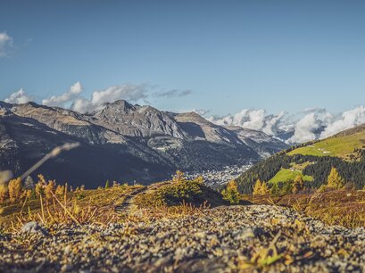 Blick vom Hubel auf dem Rinerhorn bis zur Ortschaft Davos mit herbstlicher Landschaft.  | © Davos Klosters Mountains