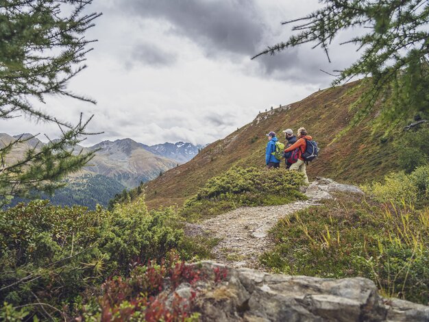Eine Familie geniesst auf der Herbstwanderung auf dem Rinerhorn die Aussicht ins Sertig Tal.  | © Davos Klosters Mountains