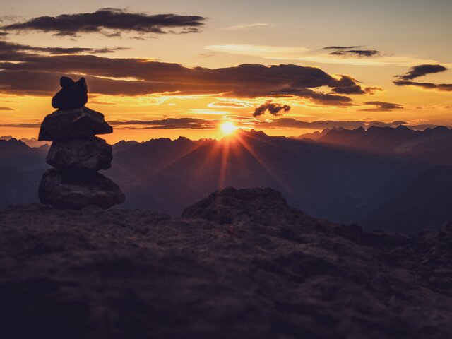Ein Steinmännchen beim Sonnenuntergang. | © Davos Klosters Mountains