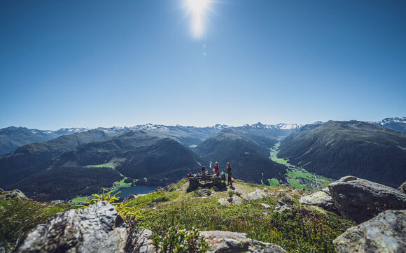 Drei Freunde geniessen die Pause auf einer Bank am Panoramaweg Parsenn. | © Davos Klosters Mountains