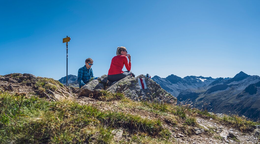 Picknick auf dem Jatzhorn | © Davos Klosters Mountains Two people picnic on the summit of Jatzhorn enjoying the beautiful view. | © Davos Klosters Mountains