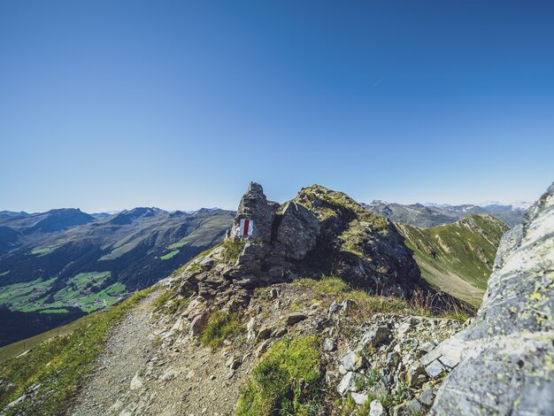 Blick in Richtung Jakobshorn, der Bergwanderweg verläuft über den Grat und verschwindet hinter einem Felsen der über eine weiss-rot-weisse Markierung verfügt. | © Davos Klosters Mountains