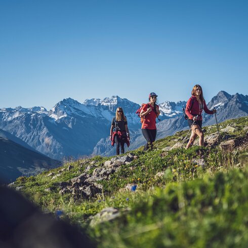 3 Personen am Wandern Bergwärts | © Davos Klosters Mountains 