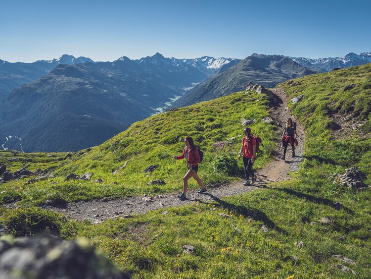 3 Personen am Wandern talwärts | © Davos Klosters Mountains 