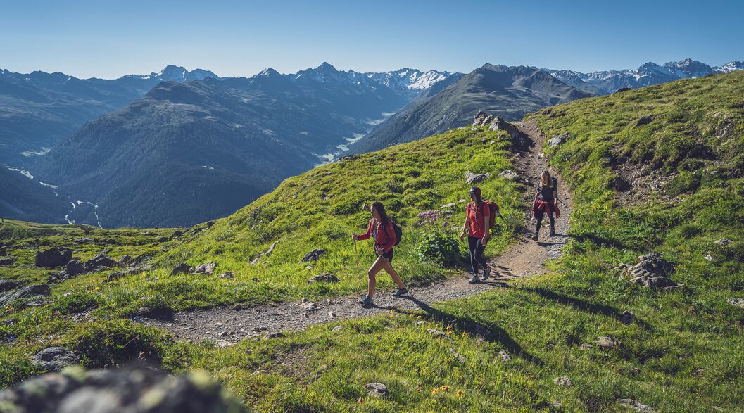 3 people hiking downhill | © Davos Klosters Mountains 