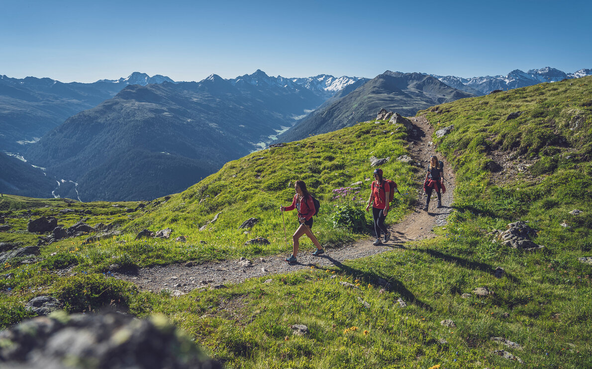 3 Personen am Wandern talwärts | © Davos Klosters Mountains 