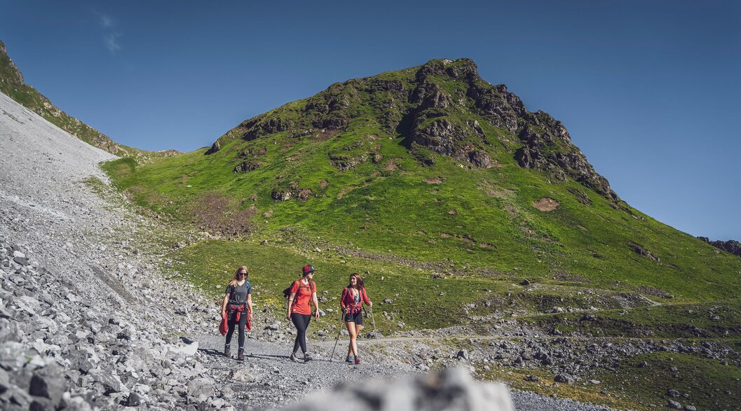 Hiking on the rock path | © Davos Klosters Mountains Three friends have fun walking along the rock path on Parsenn. | © Davos Klosters Mountains