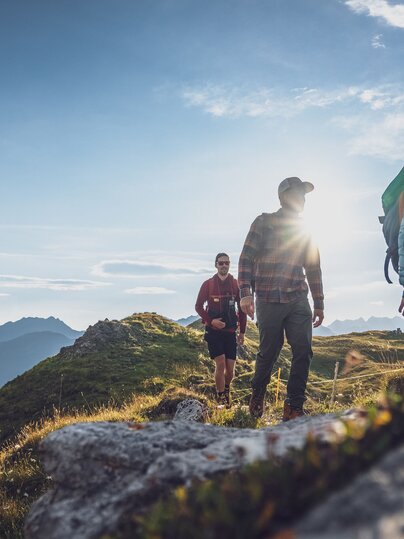 Wanderer auf Felsweg  | © Davos Klosters Mountains 