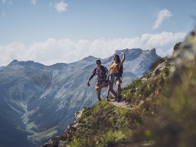 2 Wanderer auf Bergpfad  | © Davos Klosters Mountains 