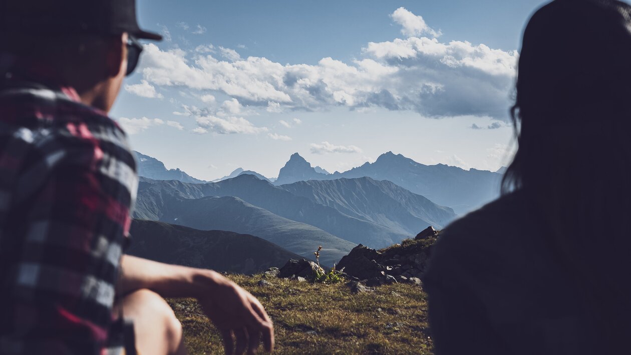 2 Wanderer geniessen das Bergpanorama | © Davos Klosters Mountains 