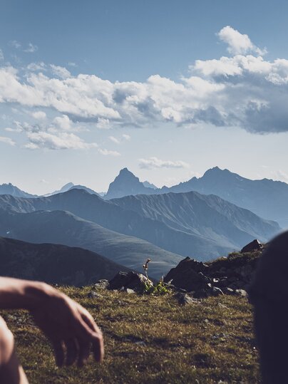 2 Wanderer geniessen das Bergpanorama | © Davos Klosters Mountains 