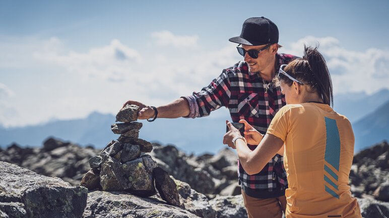 2 Personen beim Steinpyramide bauen | © Davos Klosters Montains