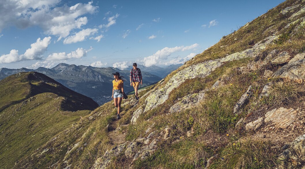 2 Wanderer auf Bergpfad | © Davos Klosters Mountains Two hikers on mountain path | © Davos Klosters Mountains