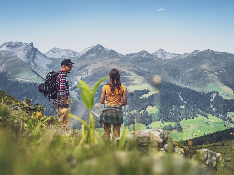 Zwei Wanderer geniessen das Panorama | © Davos Klosters Mountains 