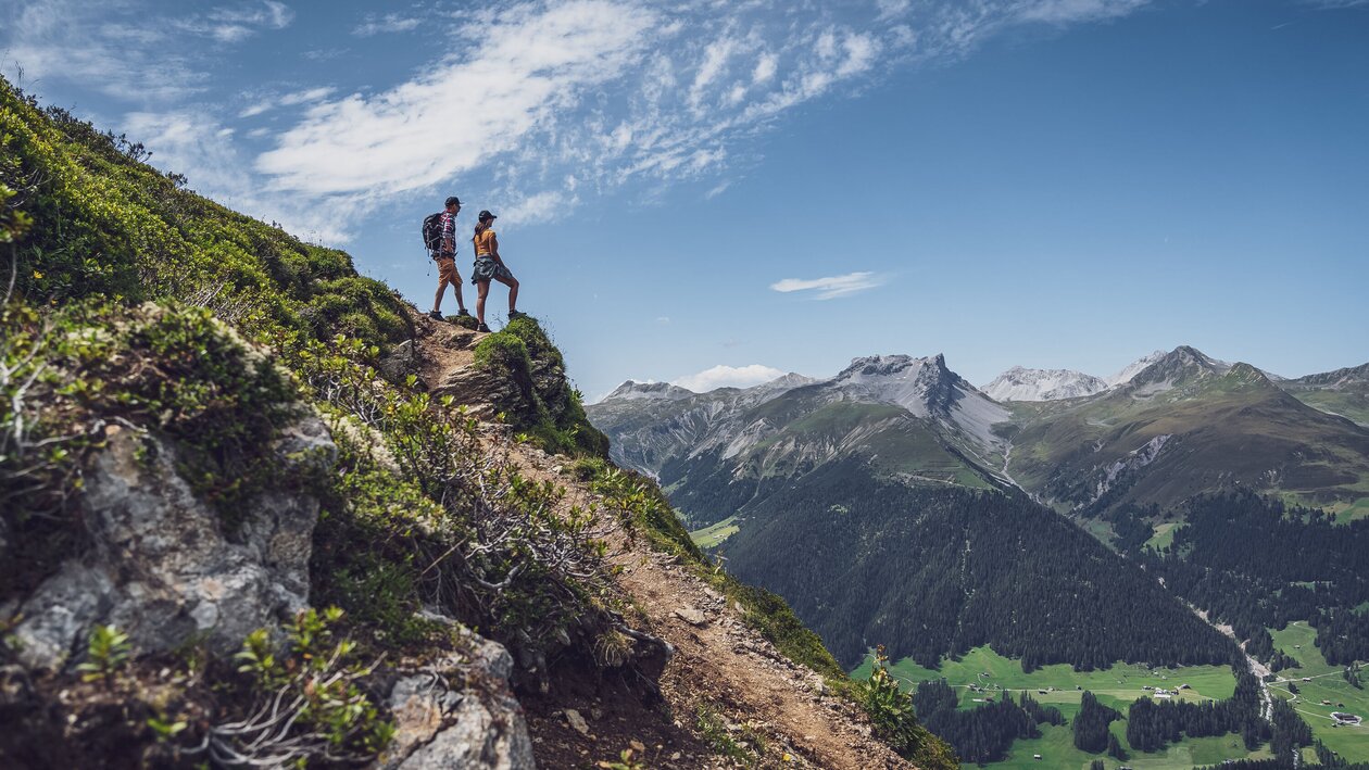 Zwei Wanderer geniessen das Panorama | © Davos Klosters Mountains 