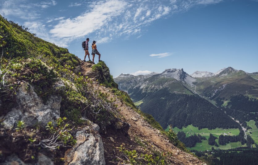 Zwei Wanderer geniessen das Panorama | © Davos Klosters Mountains 