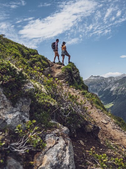 Zwei Wanderer geniessen das Panorama | © Davos Klosters Mountains 