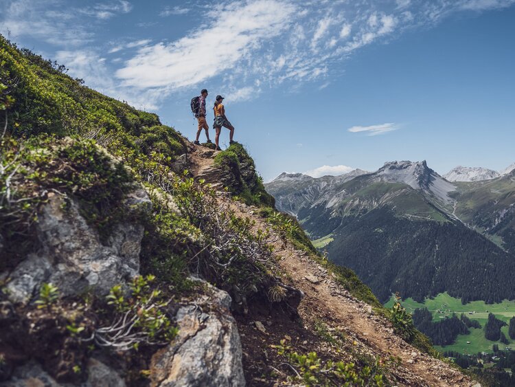 Zwei Wanderer geniessen das Panorama | © Davos Klosters Mountains 