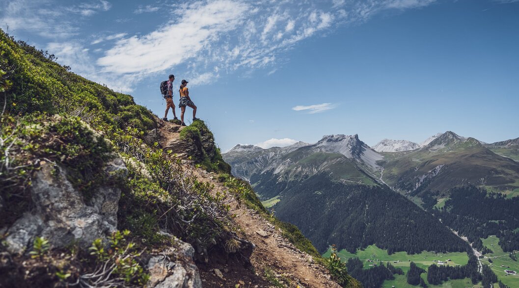 Zwei Wanderer geniessen das Panorama | © Davos Klosters Mountains Two hikers enjoy the panorama | © Davos Klosters Mountains