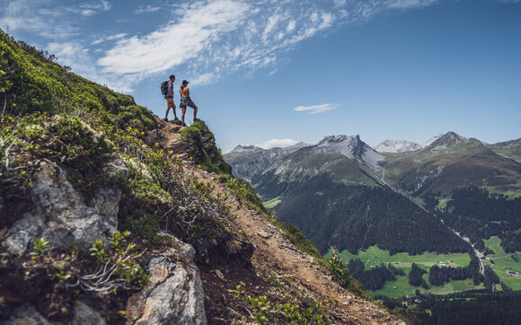 Zwei Wanderer geniessen das Panorama | © Davos Klosters Mountains 