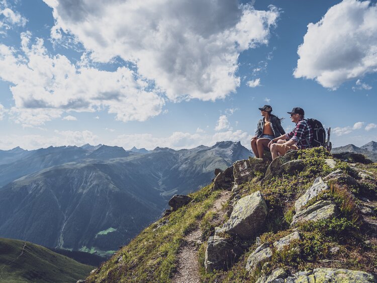 Zwei Wanderer geniessen das Panorama | © Davos Klosters Mountains 