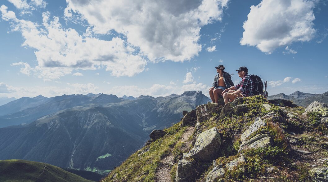 Zwei Wanderer geniessen das Panorama | © Davos Klosters Mountains Zwei Wanderer geniessen das Panorama | © Davos Klosters Mountains