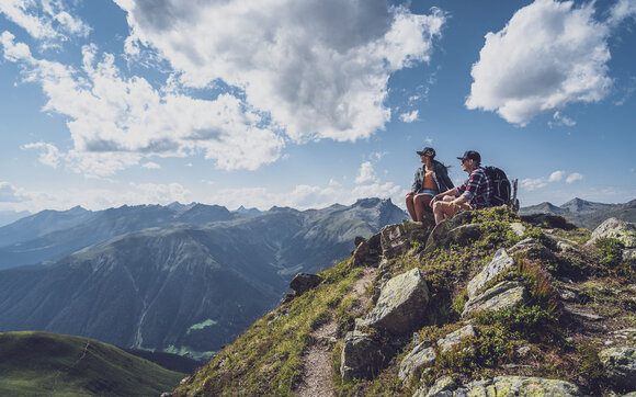 Zwei Wanderer geniessen das Panorama | © Davos Klosters Mountains 