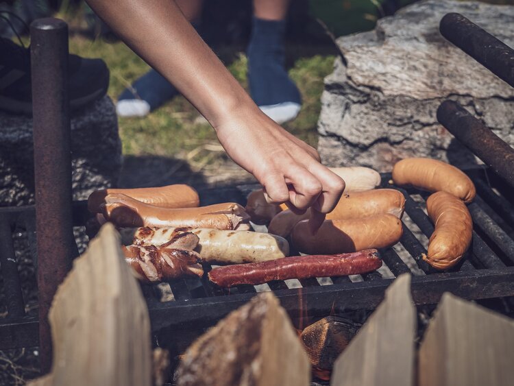 Grillrost belegt mit verschiedenen Würsten  | © Davos Klosters Mountains 